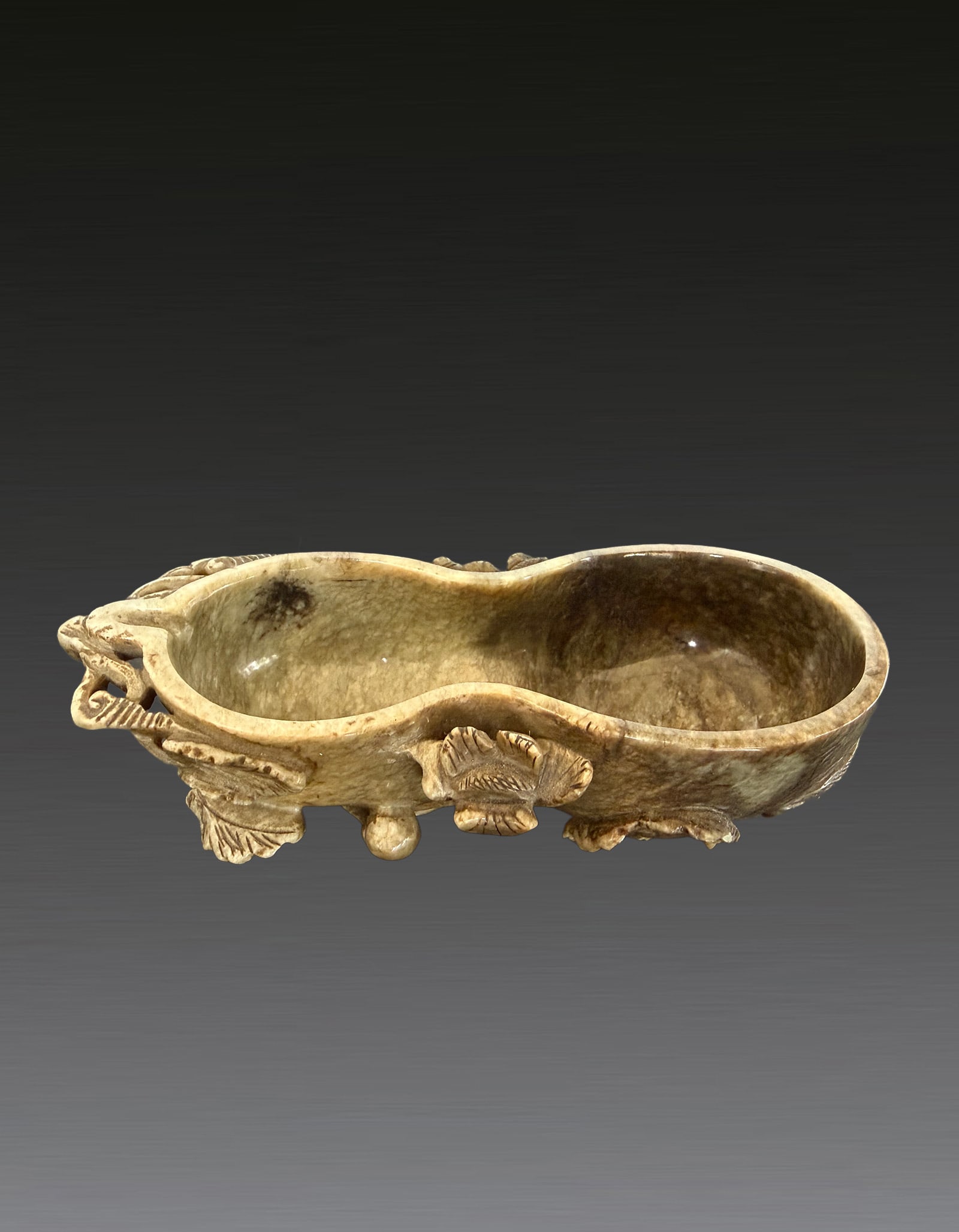 A Chinese Jade Hulu Water Washer Qing Dynasty 1644-1912: 271230 清火烧玉巧雕子孙万代水洗 1644-1912 A Chinese Jade Hulu Water Washer Qing Dynasty 1644-1912 USD800-1200 L15xH4cm，21
