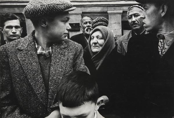 WILLIAM KLEIN b. 1928 May Day, Moscow, 1961 Ge: WILLIAMKLEINb. 1928May Day, Moscow, 1961Gelatin silver print.15 x 23 ¼ in. (38.1 x 59.1 cm)
