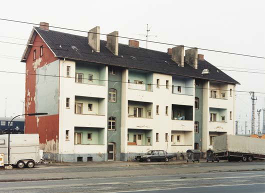 THOMAS RUFF, b. 1958: Haus no. 2 III, 1989/1998. C-print 33.3 x 44.5 cm. (13 ⅛ x 17 ½ in.) Signed, dated and numbered on verso. This work is from an edition of 20. ?