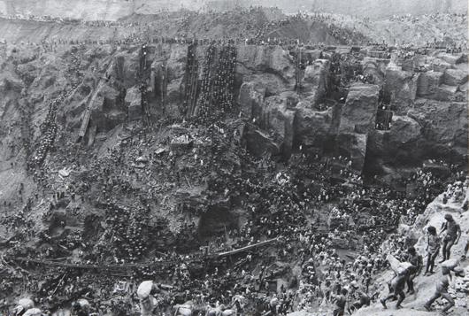 SEBASTIÄO SALGADO, Gold, Serra Pelada, Brazil, 1986