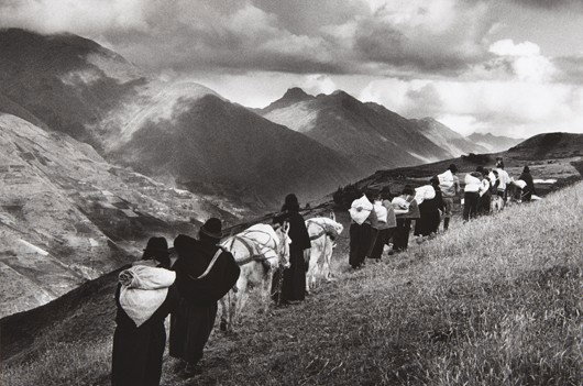 SEBASTIÄO SALGADO, Women going to the market in Chim