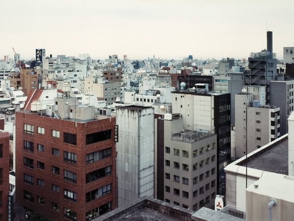 THOMAS STRUTH (b. 1954) Maranouchi. Numbered: THOMASSTRUTH(b. 1954)Maranouchi.Numbered of ten on reverse of backing board. C-print.26 ¾ x 33 ¾ i