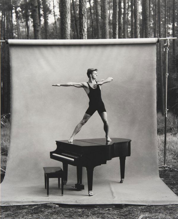 ANNIE LEIBOVITZ b. 1949 Mikhail Baryshnikov an: ANNIELEIBOVITZb. 1949Mikhail Baryshnikov and Linda Dowdell, White Oak, Florida, 1990Gelatin silver print.