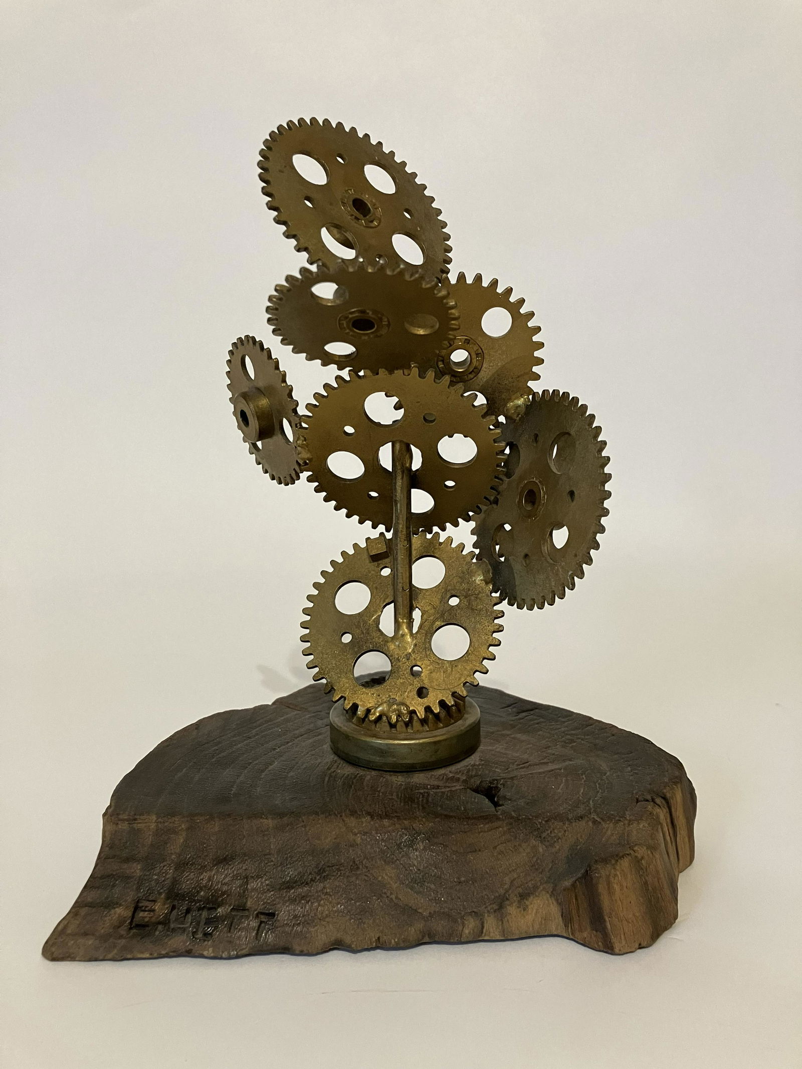 Hett, Ern (1922-1997), metal scuplture, gears, folkart: Ern Hett, (1922-1997) metal sculpture, gears folkart, artist's sticker on bottom, size: 8x6.25x4, with base: 9.75x7.75x7. Hett was born in Marion, Ks and was a creative man. Hett could fix anything on