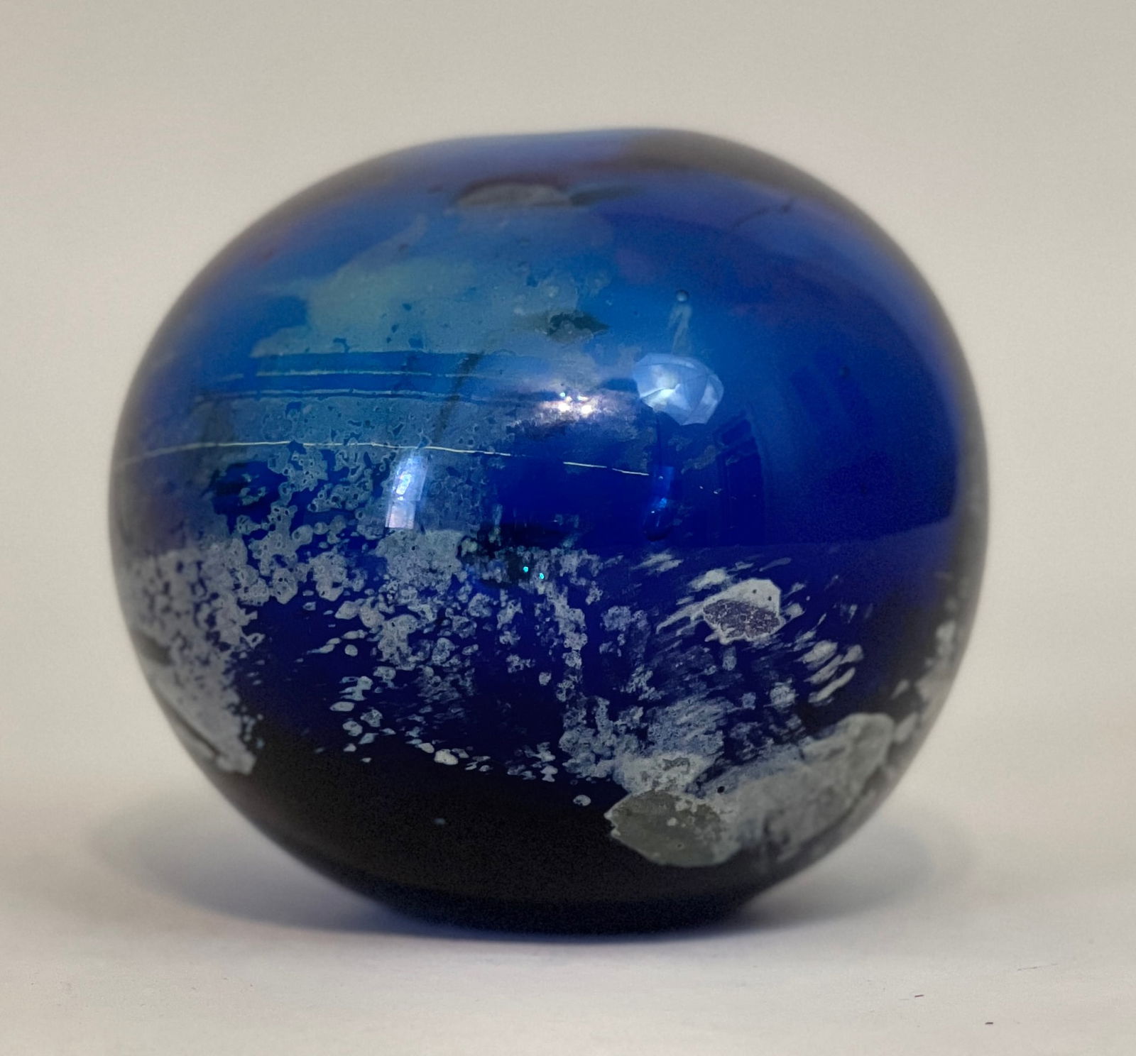 Stauffer, Richard (1932-2005) handblown glass, blue round vase: Richard Stauffer (1932-2005) blue round vase, handblown glass, signed on bottom, good condition, size: 3.5 x 4 x 4 inches. Richard L. Stauffer was born in New Cambria, KS on April 1, 1932. He was a gr