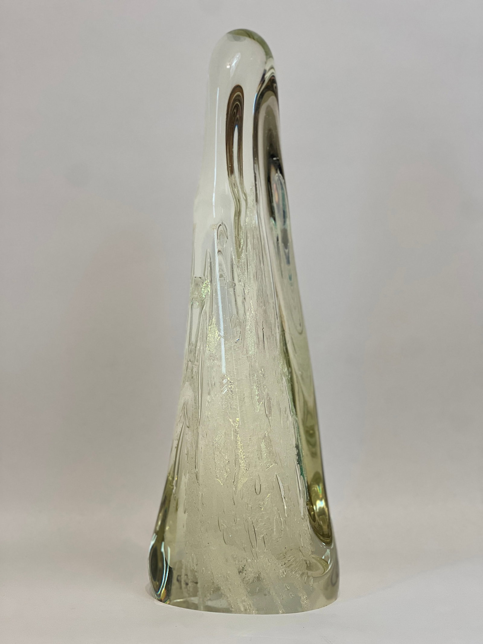 Karg, Roland, handblown glass, 1994 abstract sculpture: Rollin Karg, 1994 untitled abstract sculpture, handblown glass, signed at base, good condition with minor chips at base. size: 21.5 x 7.25 x 7.25 inches. Rollin Karg was born in Columbus, Ohio, but ra