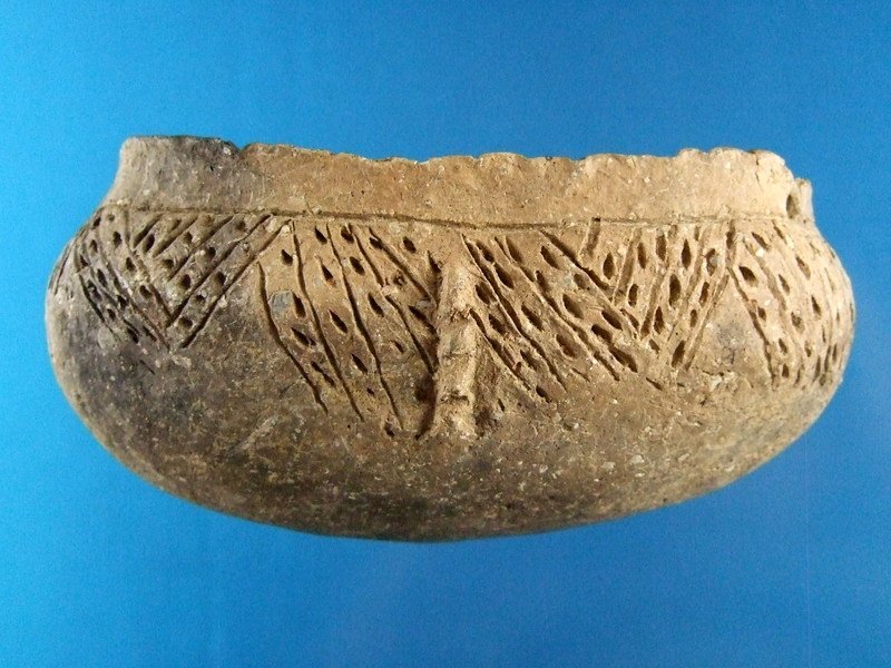 7 7/8" Engraved / Designed Potter Jar South East AR: 7 7/8" Engraved / Designed Potter Jar South East AR. Solid With Minor Damage To Rim.