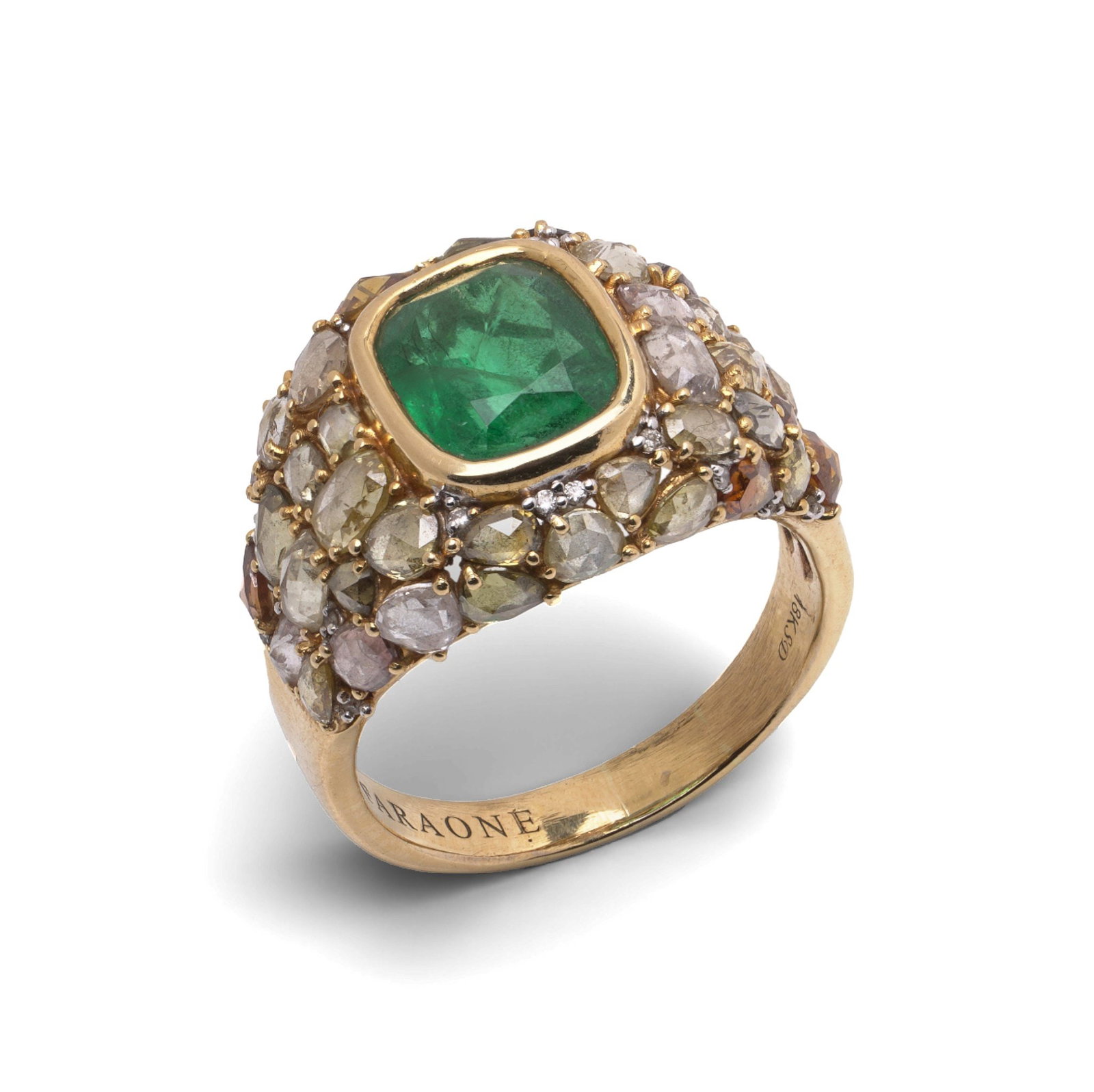 Faraone 18KT Gold Emerald & Diamond Ring: A striking ring by Faraone , crafted in solid 18KT yellow gold. The design centres on a natural Colombian emerald of rich green colour, framed by a sculptural, diamond-set mount composed of mixed-cut 