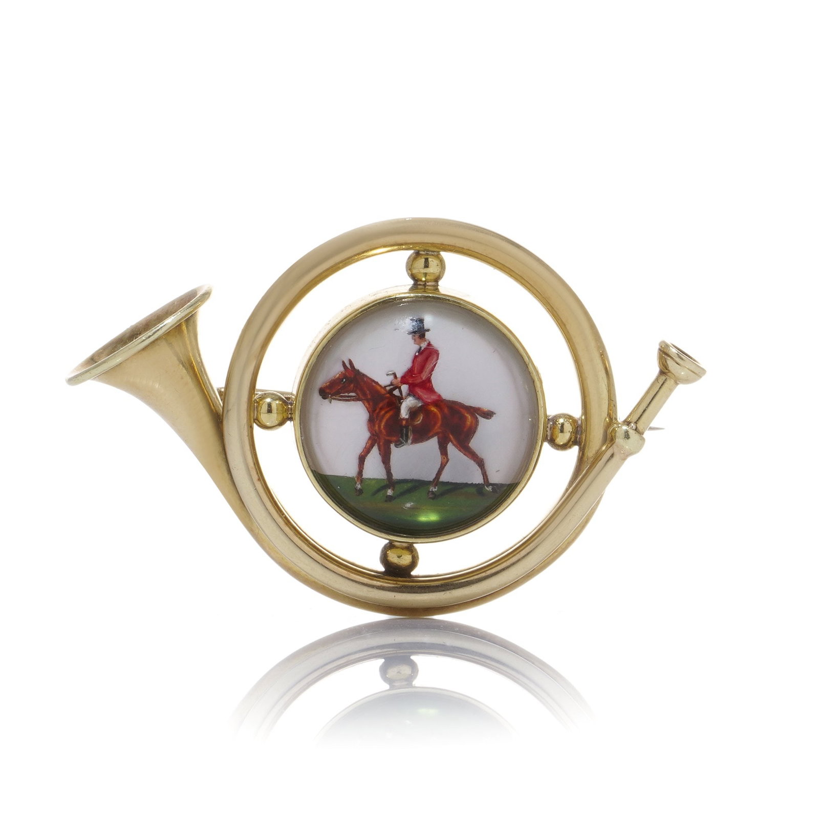 Marcus & Co. Art Nouveau 14KT yellow gold Essex Crystal Brooch: This exquisite brooch, created by Marcus & Co. circa 1910, is a fine example of Art Nouveau jewellery design. Crafted in 14kt yellow gold, the piece takes the form of a delicate hunting horn, framing 