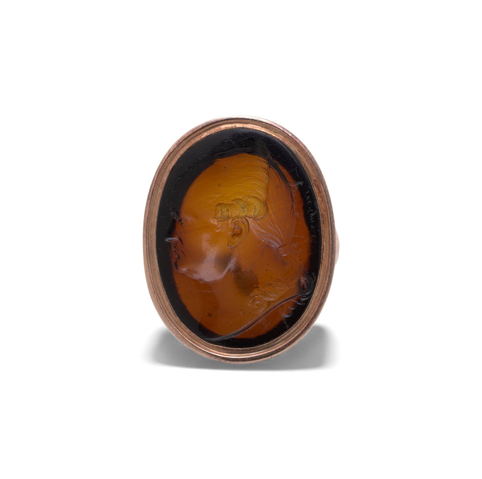 Victorian Gold Ring with 18th-Century Intaglio: A Victorian 12ct gold ring set with an 18th-century intaglio carved in rich amber-toned agate. The oval intaglio depicts a classical male profile typical of Georgianera seal engraving from the 1700s, 