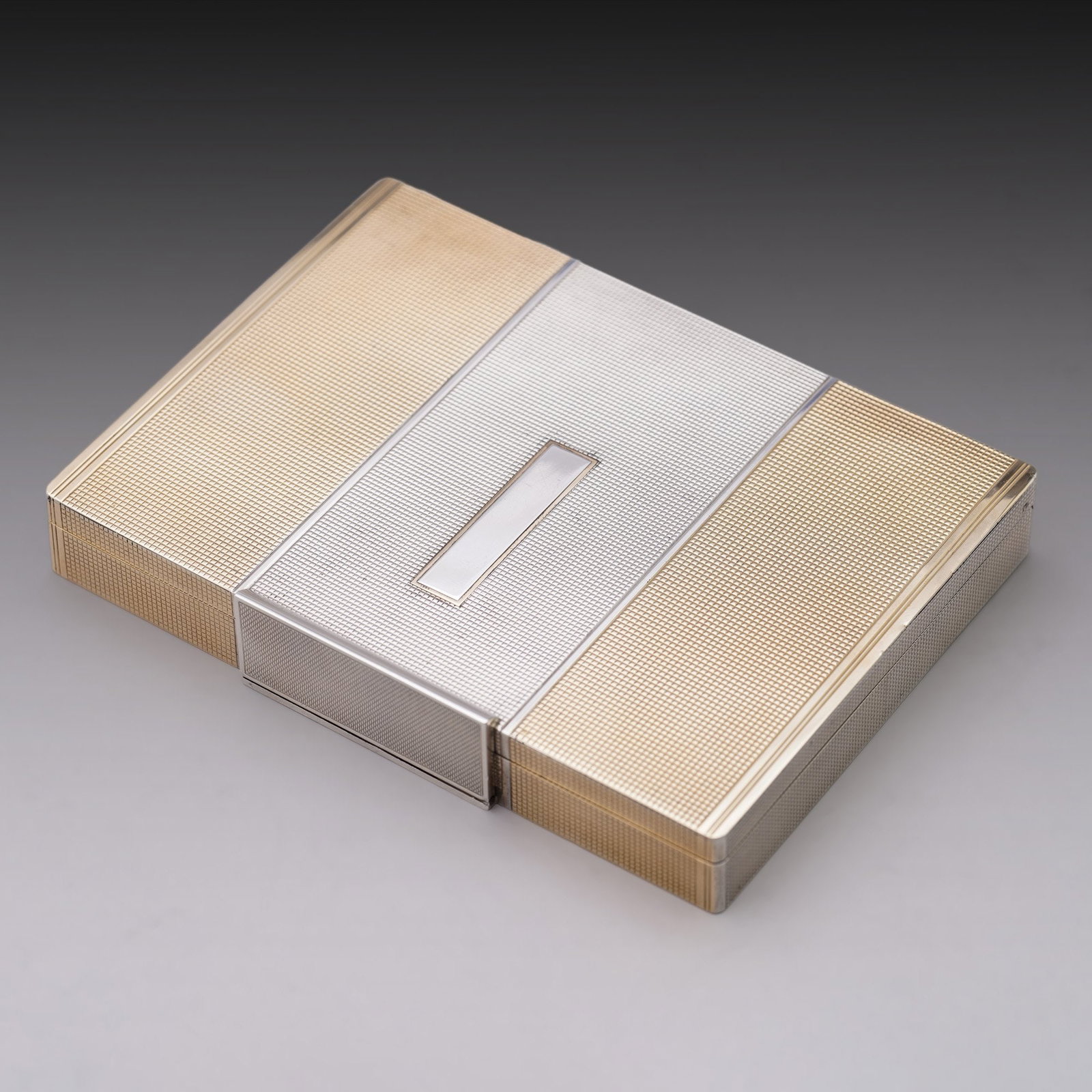 A vintage silver-gilt compact case by Asprey, London, 1939: A vintage silver-gilt compact case by Asprey, London, made in 1939. Fully hallmarked. Dimensions - . Length: 14.5 cm. Width: 10.5 cm. Depth: 2 cm. Weight: 659 grams. Specifications - . Maker: Asprey. 