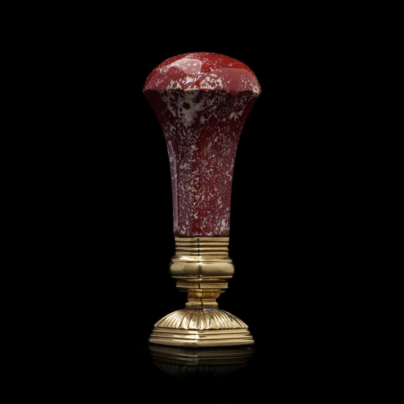 Antique Early 20th Century 18KT Gold Seal with Jasper and Carnelian: An elegant early 20th-century antique desk seal, finely mounted in 18K yellow gold. The handle is crafted from polished jasper, its smooth surface contrasting beautifully with the carved intaglio base