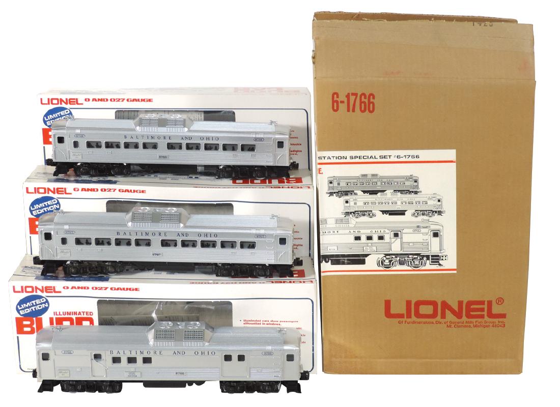 Toy train cars/gas station (4), Lionel (1977), O & O27: Toy train cars/gas station (4), Lionel (1977), O & O27 Gauge Illuminated Budd passenger cars, electric, RDC-4 baggage/mail, passenger RDC-1 cars (2), Mint cond, box VG, 19"H x 12"W x 6"D, Rail King by