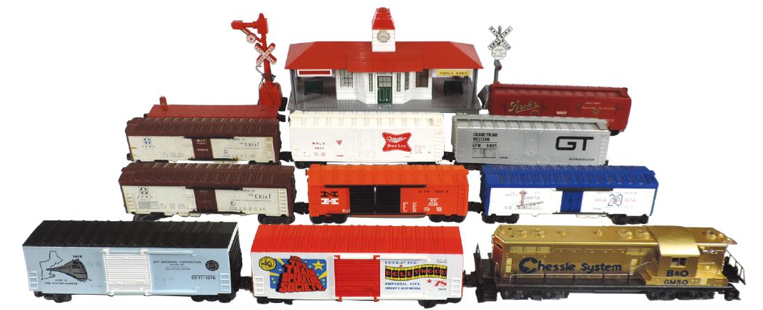 Toy train, depot & 2 crossing signals (14 pcs), Lionel (1 of 1)