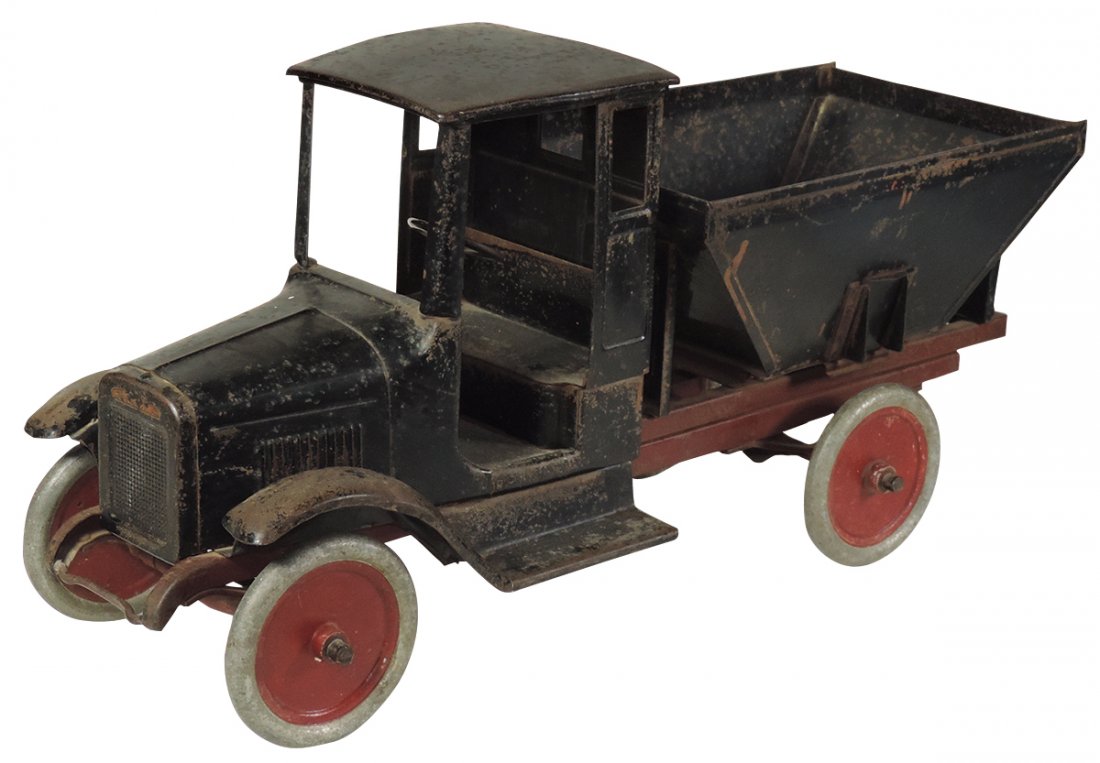 Toy Buddy "L" Coal Truck Model 202, painted pressed ste: Toy Buddy "L" Coal Truck Model 202, painted pressed steel, disc wheels w/alum tires, sliding discharge doors on both sides of hopper, short running boards, door less cab, c.1926-29, VG orig cond w/wea