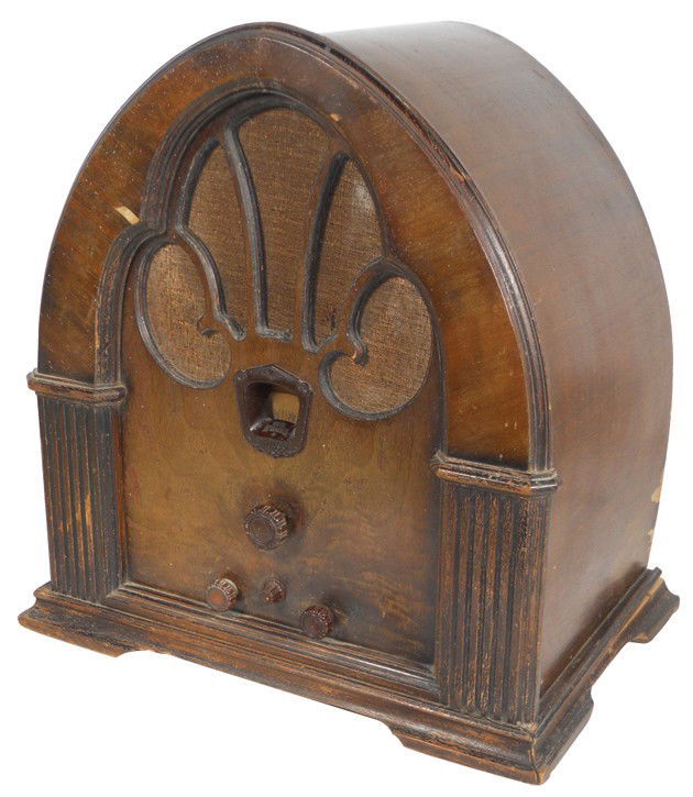 Philco radio, cathedral style, Model 90 Superhete: Philco radio, cathedral style, Model 90 Superheterodyne, overall Good untested cond w/some minor veneer issues, 18"H x 18"W.