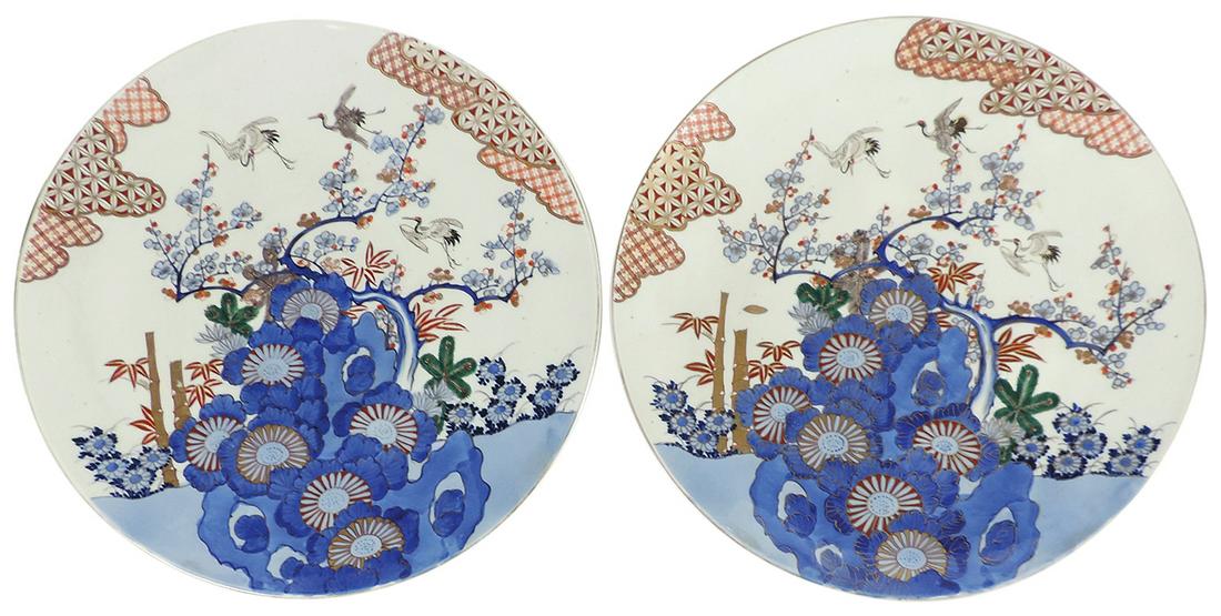 Porcelain (2), Japanese Edo Period palace-sized Imari chargers, large matching pr decorated (1 of 2)