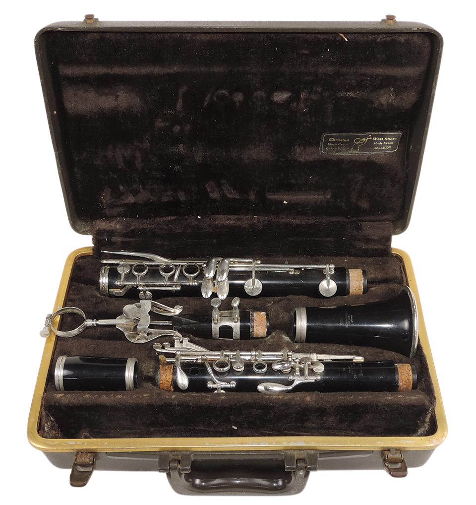 Musical Instrument, clarinet, mfgd by Yamaha, Mod. 20, Ser. #023722A, Bakelite, c.1970s, 26"L, VG: Musical Instrument, clarinet, mfgd by Yamaha, Mod. 20, Ser. #023722A, Bakelite, c.1970s, 26"L, VG untested cond noting chip to upper section socket, in fitted case 13"L.