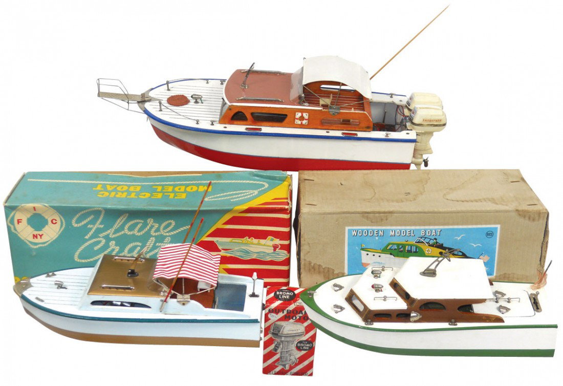Toy boats (3), Japanese cabin cruisers, wood & ba: Toy boats (3), Japanese cabin cruisers, wood & battery powered, one mfgd by Rico w/box, another w/2 Langcraft outboard motors, all Exc cond, 11" to 15"L.