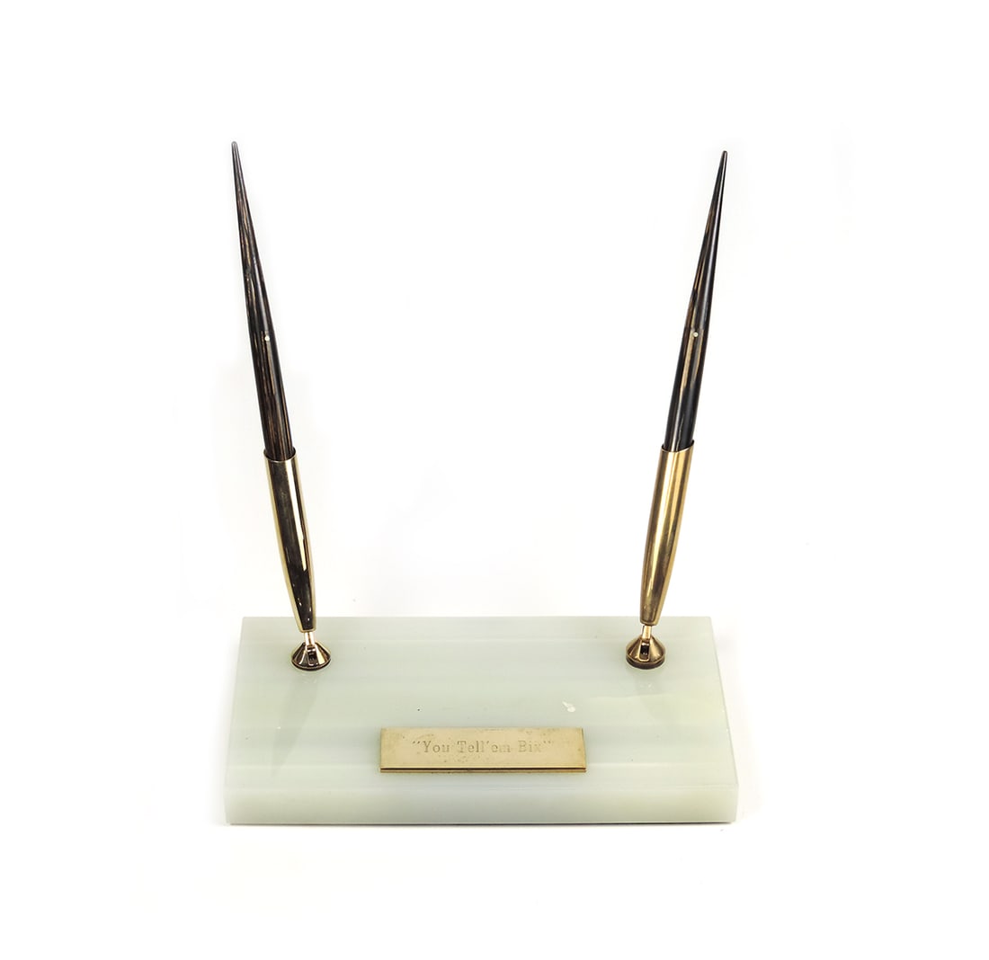 Sheaffer Double Fountain Pen Desk Set, Pair Matching Variegated Brown Barre: Sheaffer double fountain pen desk set, pair matching variegated brown barrel vac-fill pens w/lifetime nibs in onyx stand, vg+ untested cond, 7. 5"l.