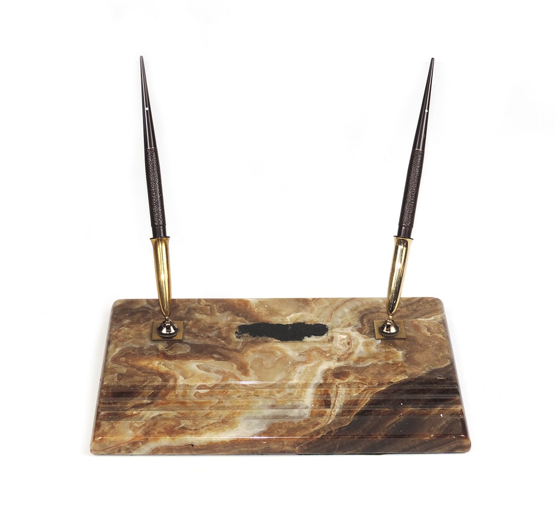 Sheaffer Fountain Pens Desk Set, Brown Oystered Onyx Base W/two Brown White: Sheaffer fountain pens desk set, brown oystered onyx base w/two brown white dot imperial vac-fill pens w/inlaid 14k gold v nibs and textured barrels, vg untested cond, the base missing name plate,10"l