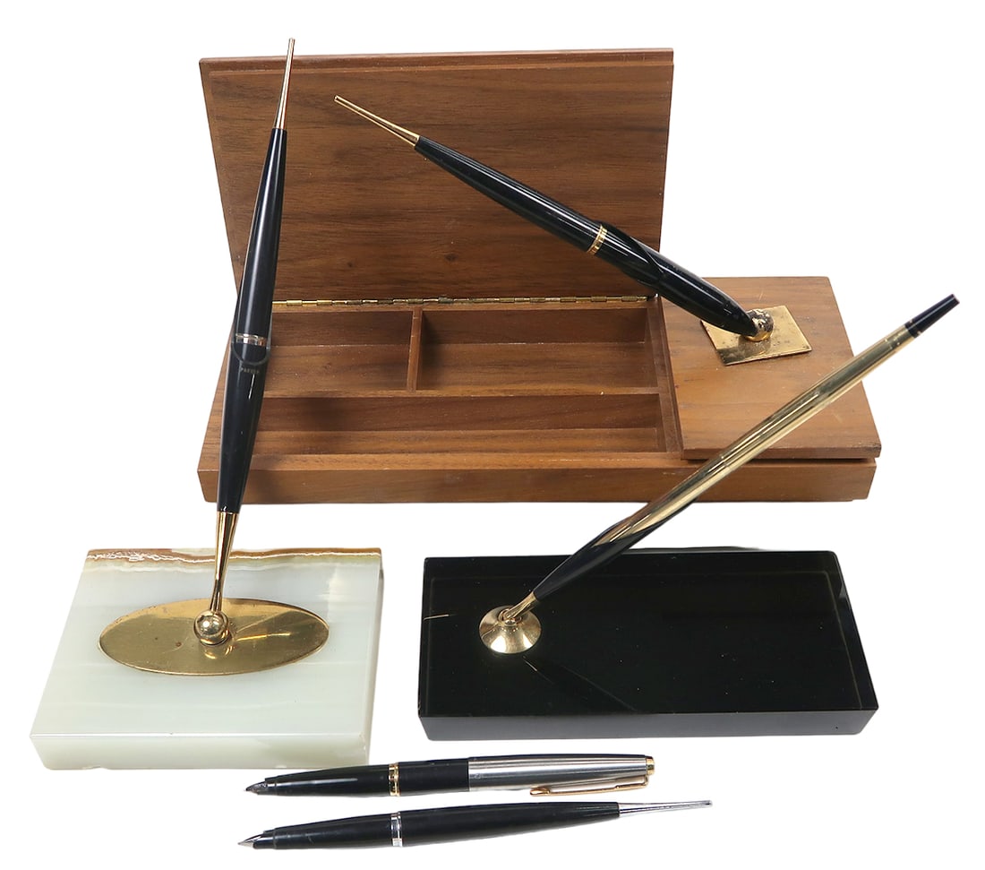 6 Parker Fountain Pens & Desk Sets, Hinged Top Walnut Stand W/storage & And: 6 parker fountain pens & desk sets, hinged top walnut stand w/storage & and an onyx stand each with gold tipped 45's,a slim gold tone retractable ballpoint in blk onyx stand a 45 pocket clip and a 45&