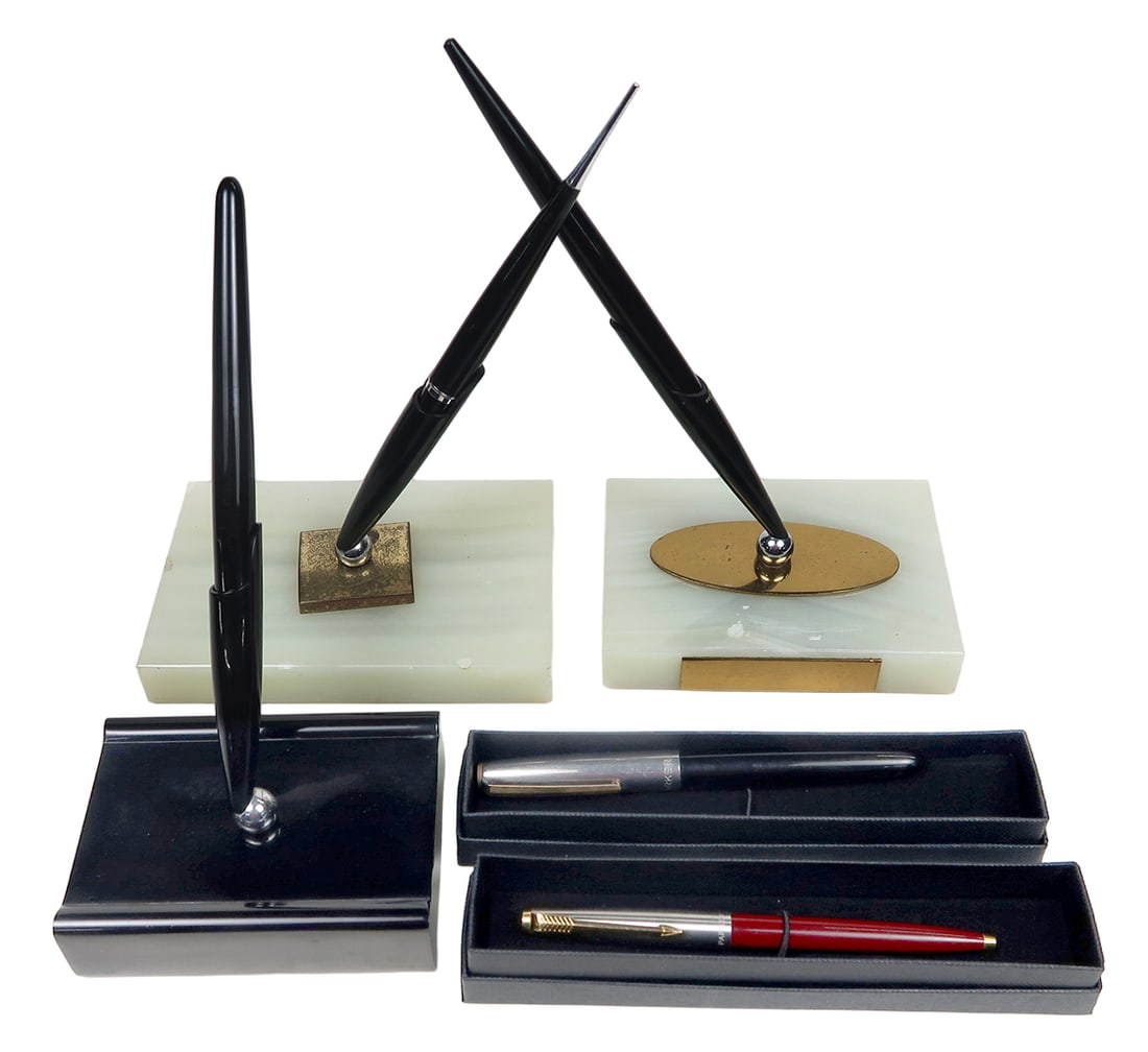 5 Parker Pens , A 41 & 51 Each In Onyx Stands, A 51 In Blk Glass Stand, A 2: 5 parker pens , a 41 & 51 each in onyx stands, a 51 in blk glass stand, a 21 pocket pen & a ballpoint, vg to exc untested cond & stands w/some roughness, largest 6"l.