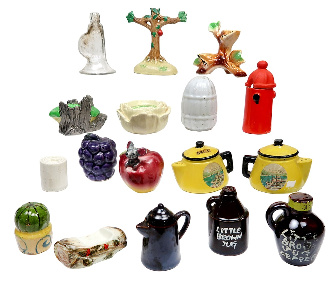 Salt & Pepper Shakers (1 Set, 15 Singles) Misc, Souvenir Of Tom Sawyer Tamp: Salt & pepper shakers (1 set, 15 singles) misc, souvenir of tom sawyer tampa fl, unmarked/made in japan, ceramic, good to vg cond w/possible paint loss, minor chipping or missing stoppers, 4"l.