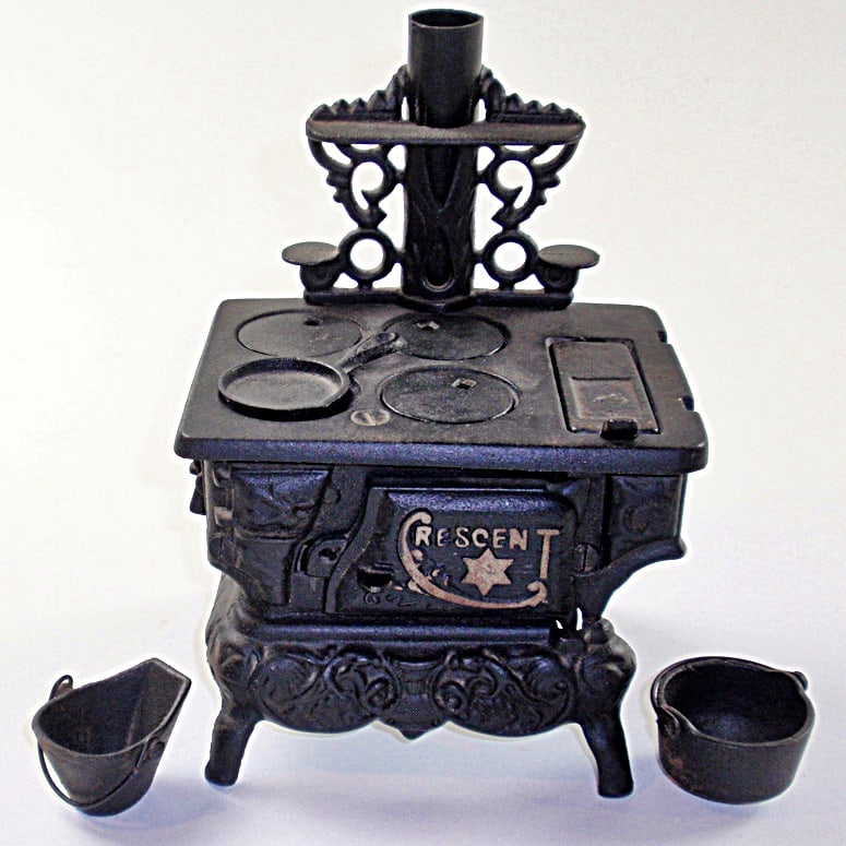 A Vintage Crescent Toy Cast Iron Stove in near mint cond, 6"W. (1 of 2)