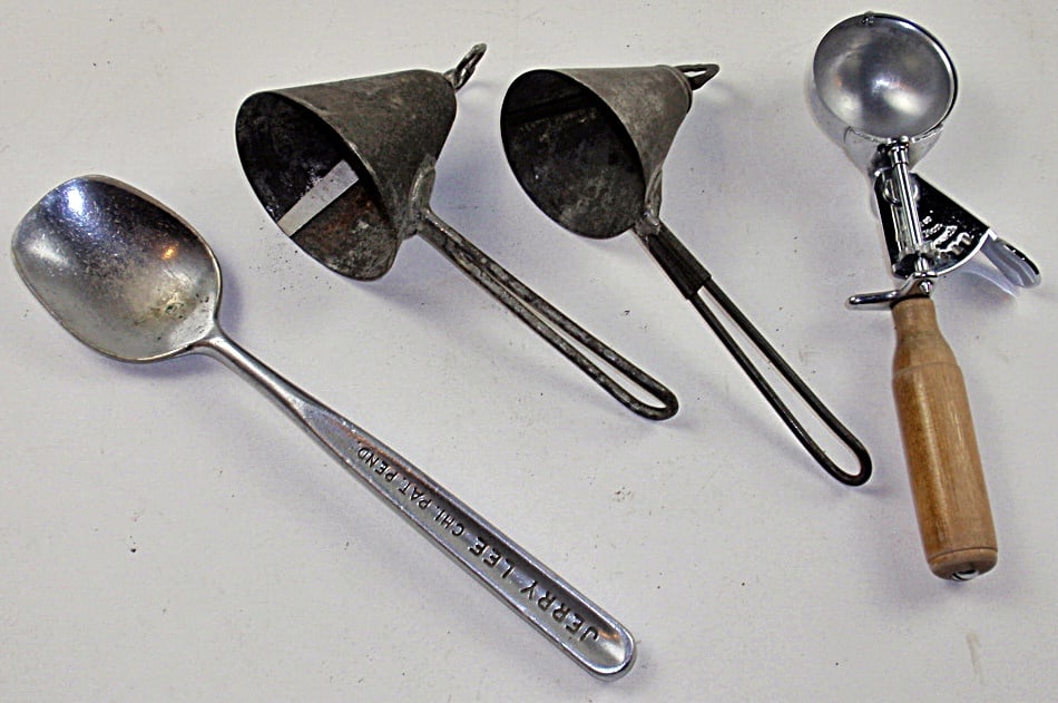4 Vintage Ice Cream Dippers (1 of 3)