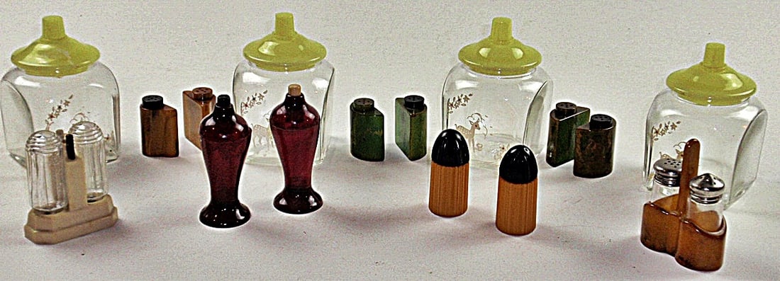 Vintage Bakelite Shakers & Containers (1 of 5)