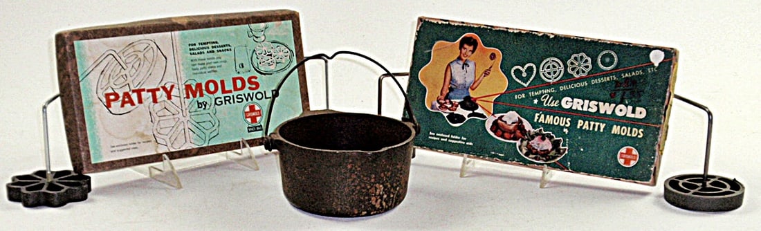 A Griswold Deep Patty Cast Iron Lot (1 of 5)