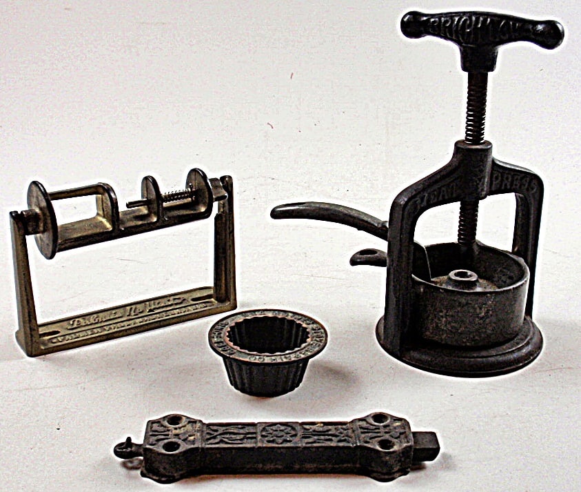 4 Pc Vintage Cast Iron (1 of 5)