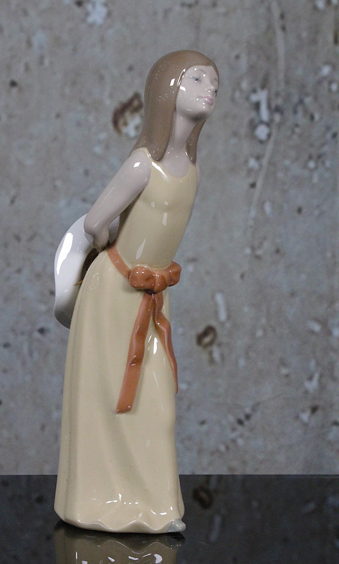 A Lladro Porcelain Figure "Girl With Bonnet Hat": #5006, Exc. cond, includes orig. box not illustrated, 9.75"H.