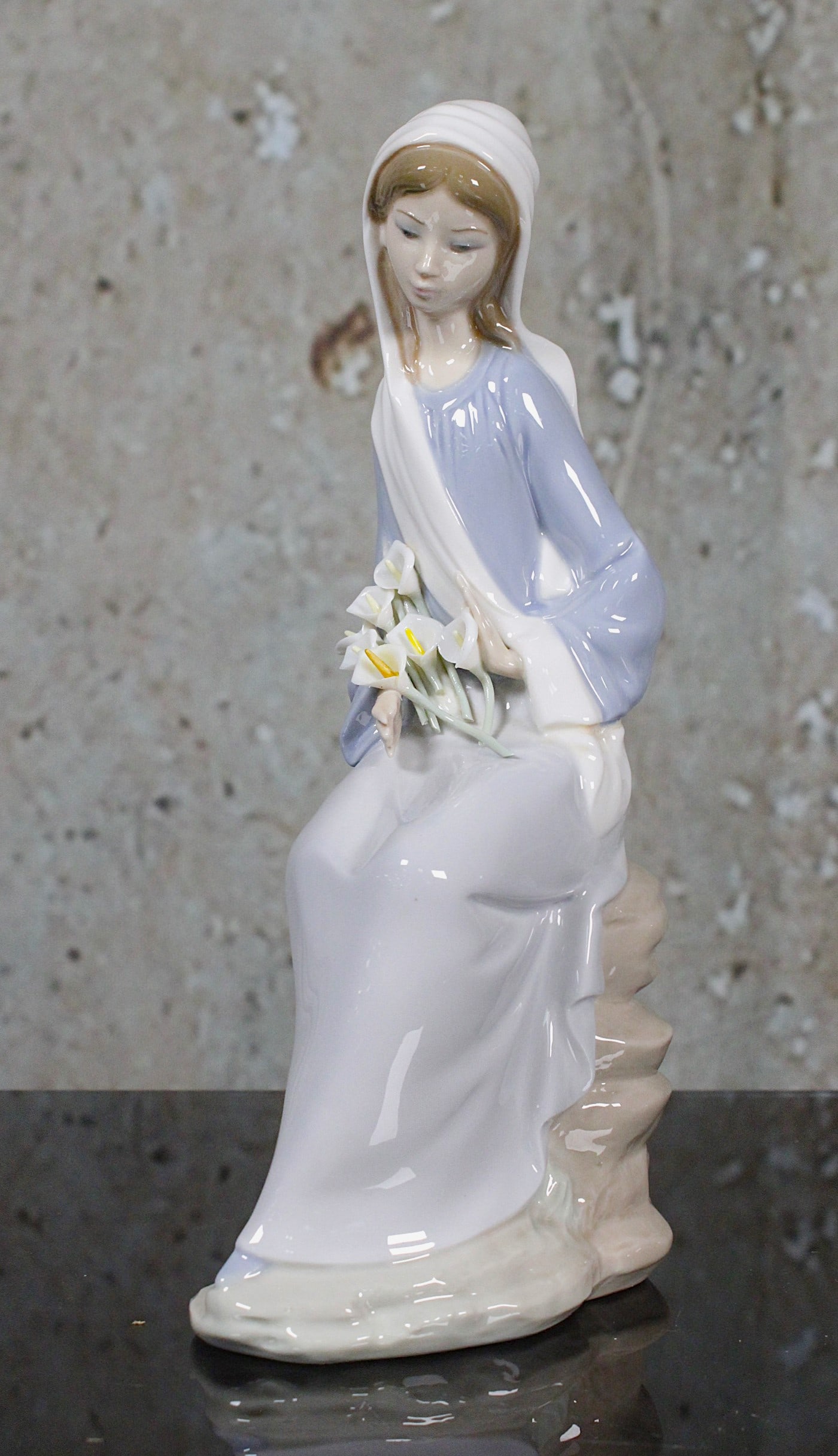 A Lladro Porcelain Figure "Sitting Girl with Lilies": #4972 produced 1977-1998-retired, Exc cond w/o box, 9.25"H.
