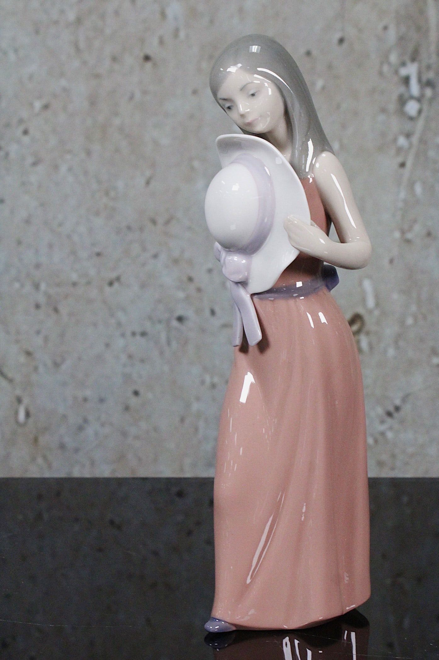 A Lladro Porcelain Figure "Girl With Straw Hat": #5007 introduced 1978. Exc cond. 9.75"H.