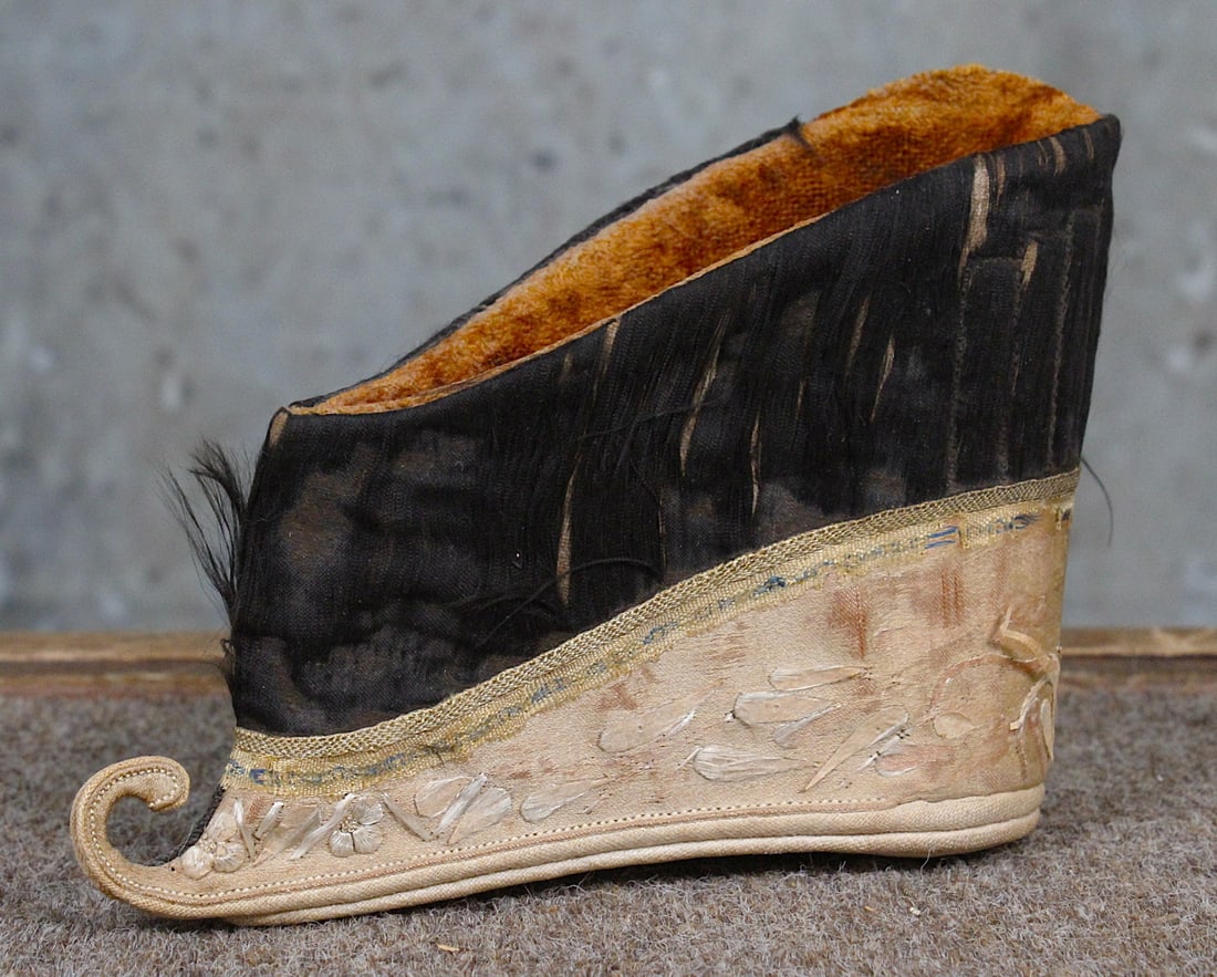 A Chinese Silk Binding Shoe: Qing Dynasty, 19th century, VG cond noting age related losses, 5.5"L.