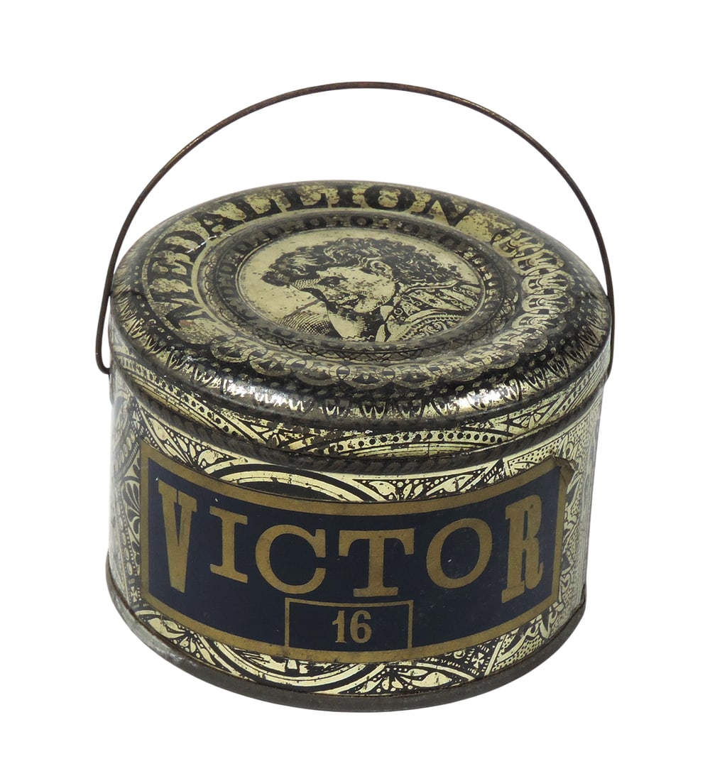 Country Store Medallion Tin, litho on tin w/VICTOR 16 paper label & handle, early 1900s, VG cond ...: Country Store Medallion Tin, litho on tin w/VICTOR 16 paper label & handle, early 1900s, VG cond w/minor age-related wear, Dia 4.25 in.