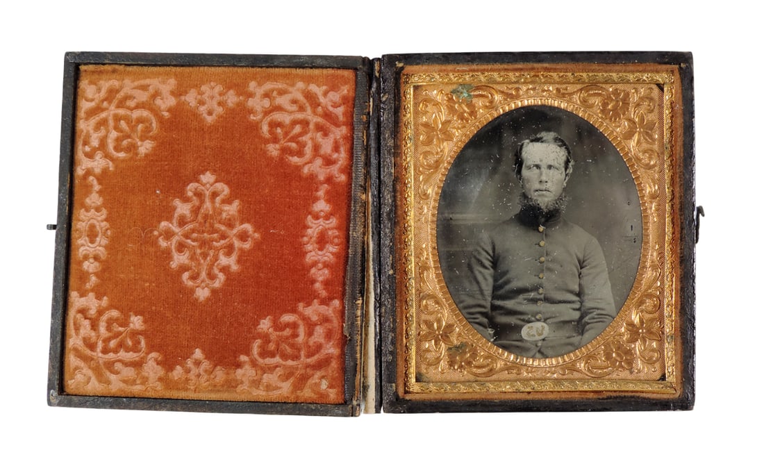 Daguerreotype Case w/Soldier Tintype, case w/orig cloth hinge,  c.mid 1800s, hinge needs some rep... (1 of 2)