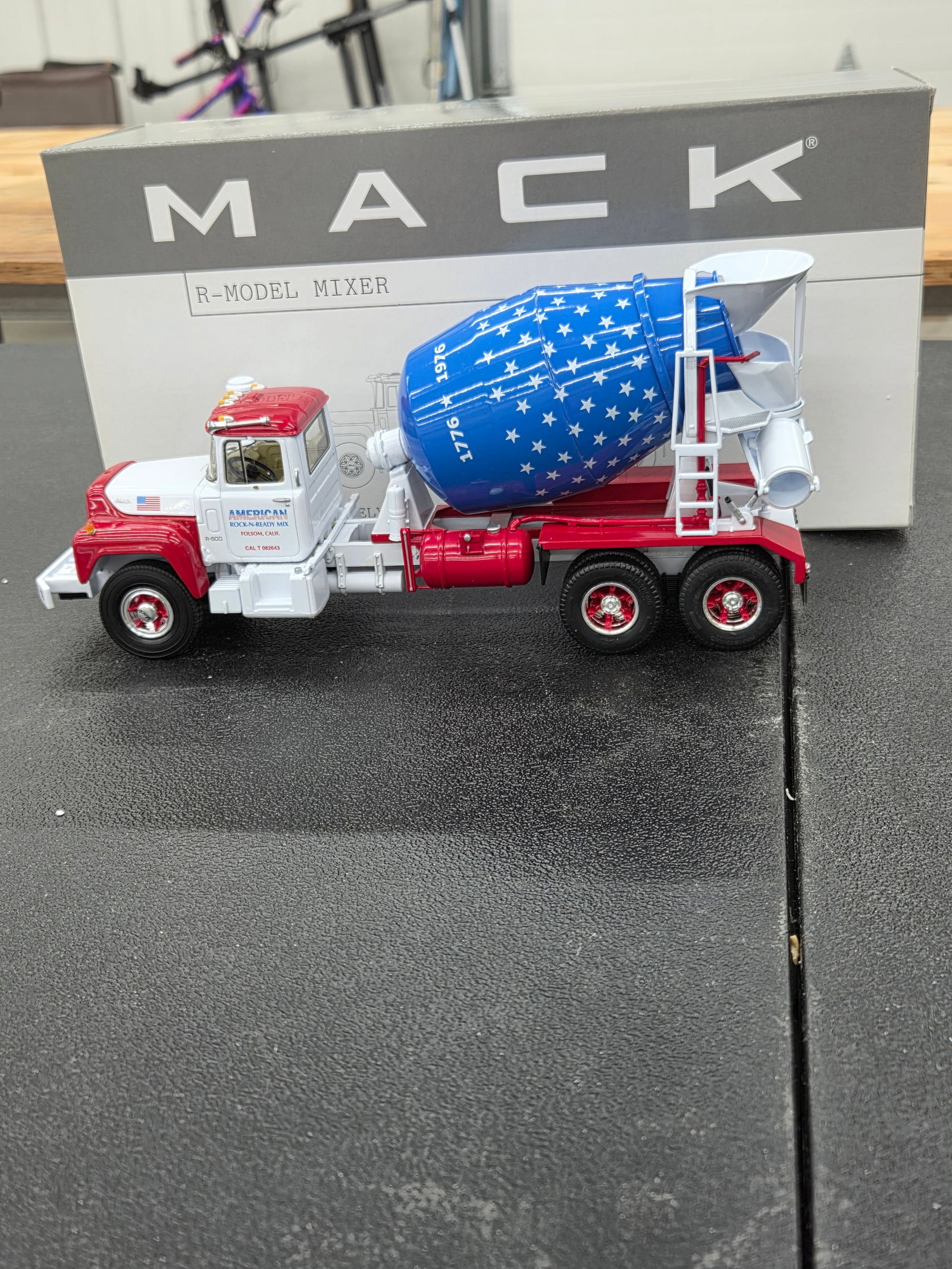 Diecast Toy, Mack R-Model Mixer (American Rock-N-Ready Mix NIB: Diecast Toy, Mack R-Model Mixer (American Rock-N-Ready Mix NIB