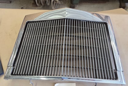 Front grille, Lincoln Continental Town Car. VG cond.