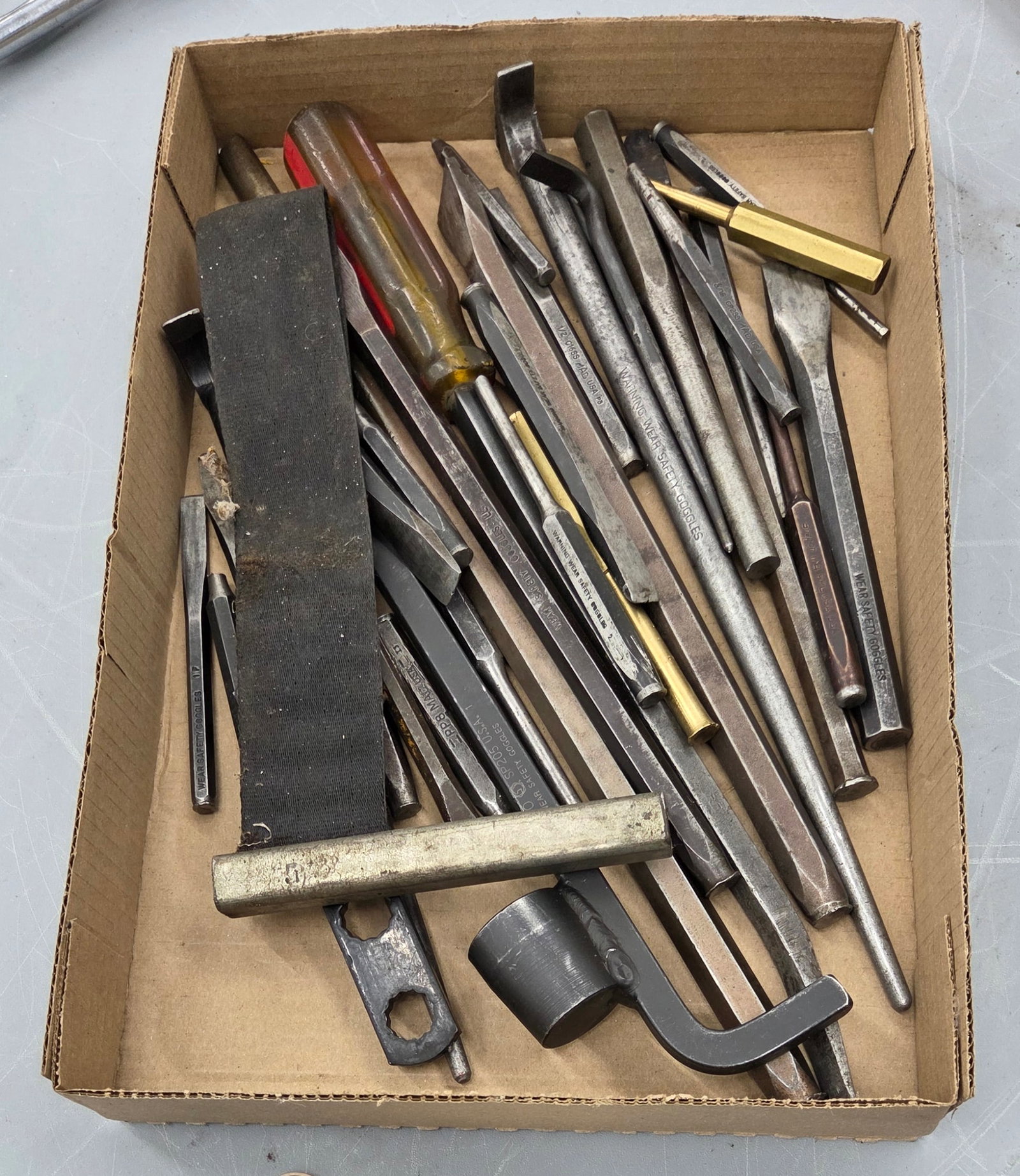 Group of miscellaneous chisels and punches.: Group of miscellaneous chisels and punches.