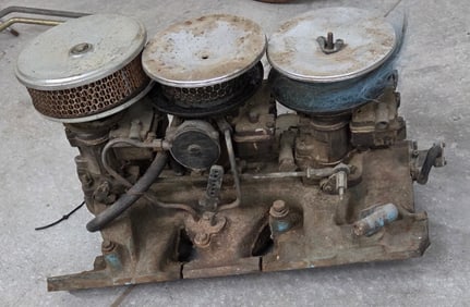 Tri-Power Intake Manifold, with Carbs.