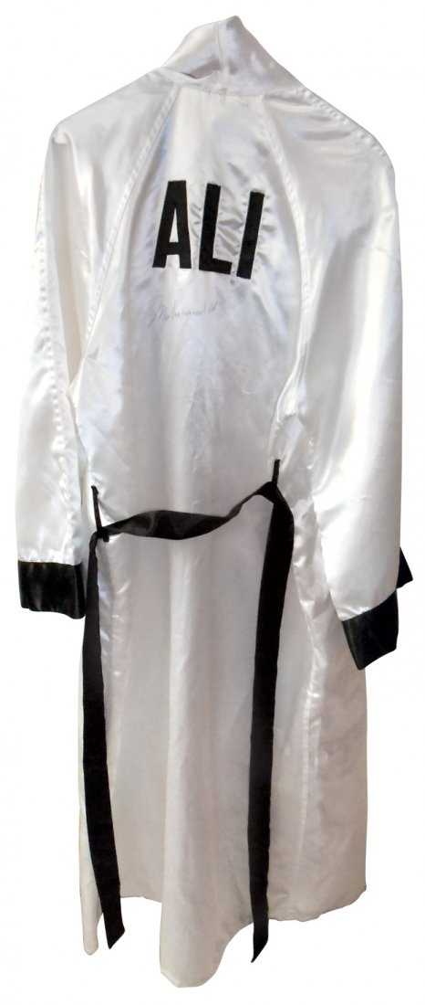 Sports, boxing, autographed boxing robe, Muhammad Ali: Sports, boxing, autographed boxing robe, Muhammad Ali twice signed, Everlast "ALI" boxing silk, signatures obtained in person by Steve Pilchen, Exc cond, size 44.