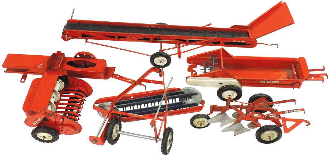 Farm toys (5), Tru-Scale hay rake, manure spreader