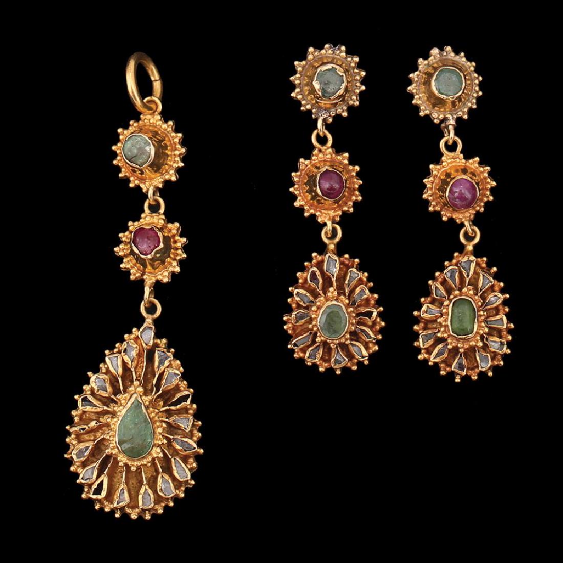 AN 18K GOLD PENDANT AND EARRINGS SET: pendant is composed of a decorated round gold element set with a round Emerald, carrying another round gold element set with a round Ruby, carrying a pear shaped pendant, decorated and set with old cu