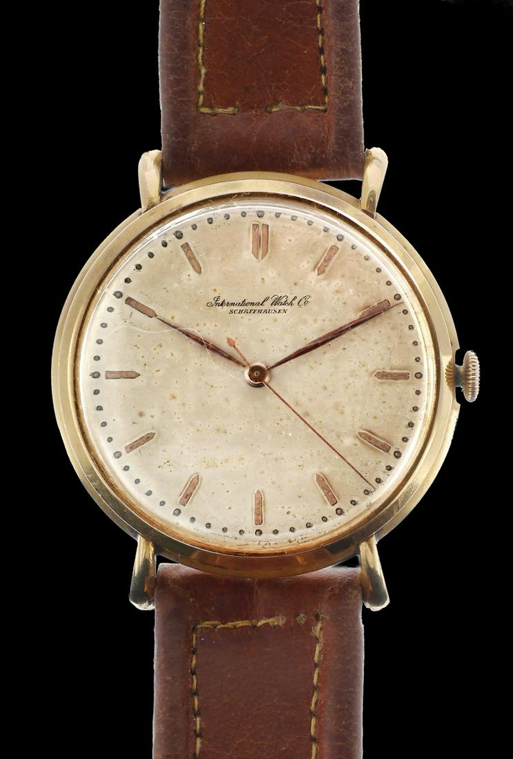 IWC 18K GOLD WRISTWATCH: Mechanical mechanism, diameter: 36 mm. Brown leather strap.