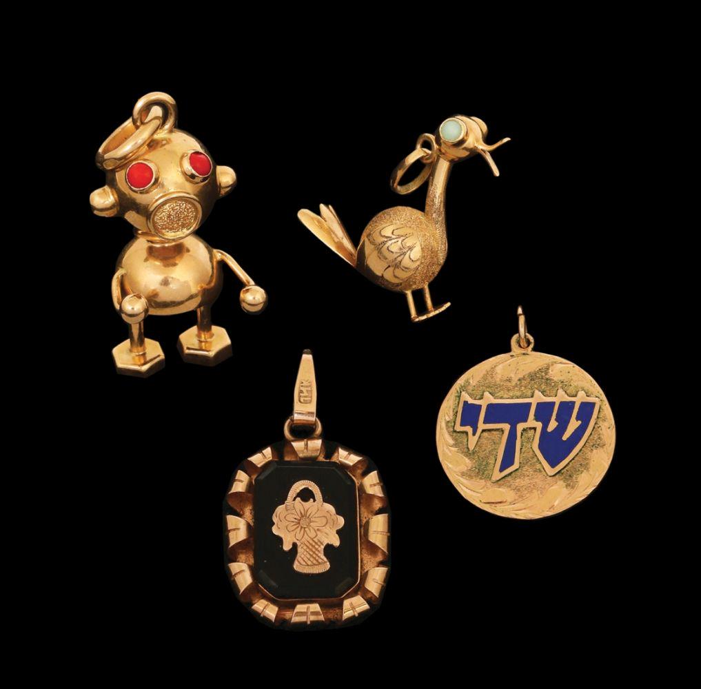 A LOT OF 4 GOLD PENDANTS (1 of 4)