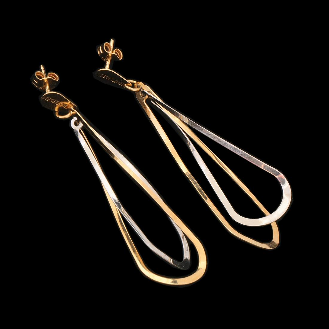 A PAIR OF 18K GOLD EARRINGS (1 of 2)