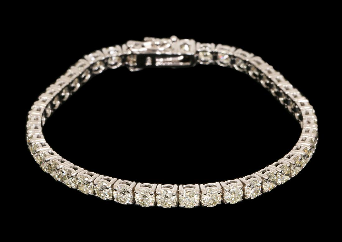 AN 18K WHITE GOLD TENNIS BRACELET (1 of 3)
